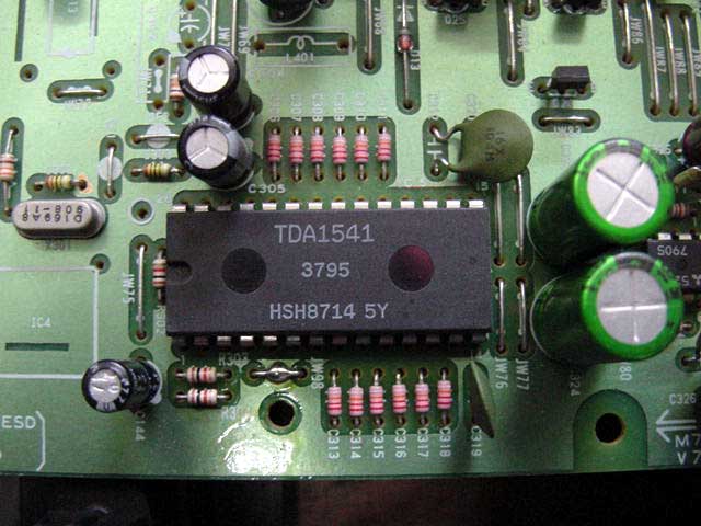 A kalsszikusok kalsszikusa Philips TDA1541 a DAC. Mellette az elengedhetetlen kondenzátor erdő, háromféle tápfeszültség, 16 bites felbontás.