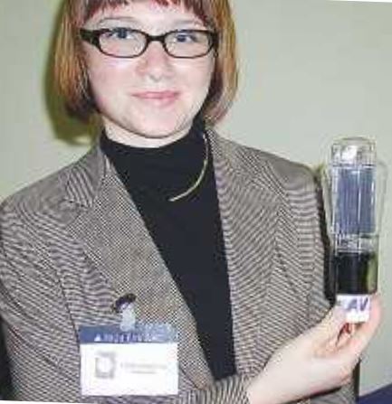 Jozefina Krahulcova, 2002-ben még mint VAIC képviselő, kezében a VAIC 300B-vel.