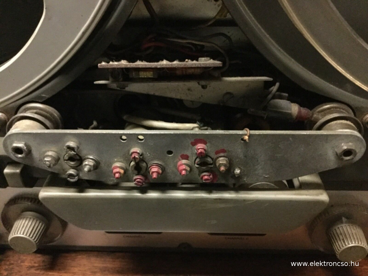 ReVox G36 a magnó fejei, még érintetlenek a gyári lakkozások a csavarokon ReVox G36 a magnó fejei, még érintetlenek a gyári lakkozások a csavarokon