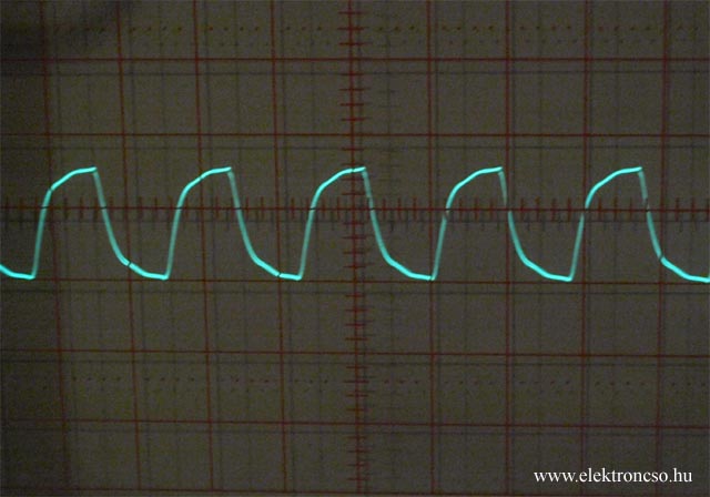ez erősítő kimenete 10kHz-en